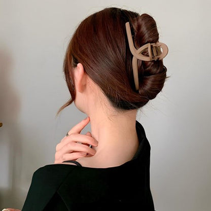 Pince-à-cheveux-marron-grande-boucle-dans-chignon-femme-style-elegant