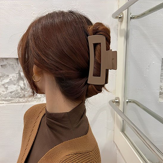 Pince-à-cheveux-marron-rectangulaire-dans-chignon-torsade-femme-style-naturel