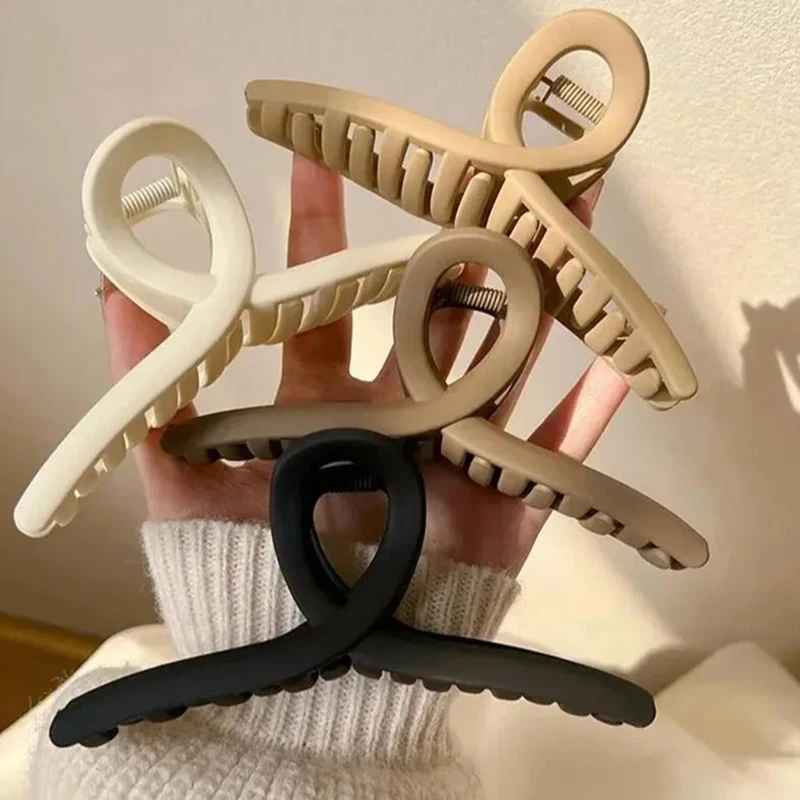 Pince-à-cheveux-minimaliste-neutre-grande-taille-coiffure-femme-style-elegant-pratique