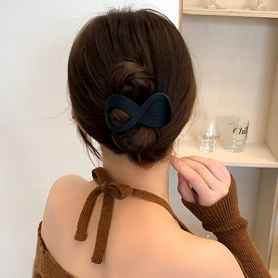 Pince-à-cheveux-noire-forme-infini-chignon-femme-style-minimaliste-elegant