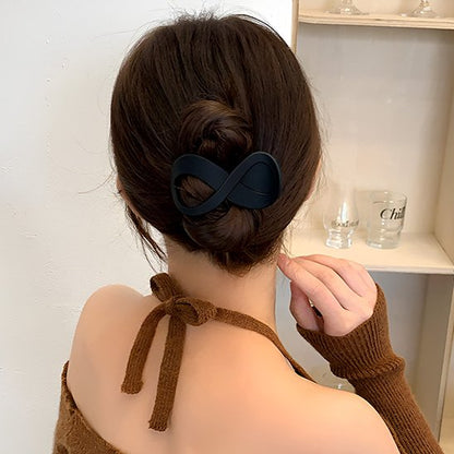 Pince-à-cheveux-noire-forme-infini-chignon-femme-style-minimaliste-elegant