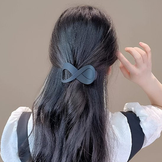Pince-à-cheveux-noire-forme-infini-coiffure-femme-style-minimaliste-moderne-elegant