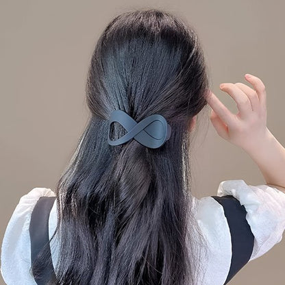 Pince-à-cheveux-noire-forme-infini-coiffure-femme-style-minimaliste-moderne-elegant