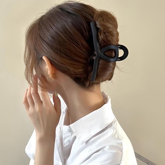 Pince-à-cheveux-noire-grande-boucle-dans-chignon-femme-style-elegant