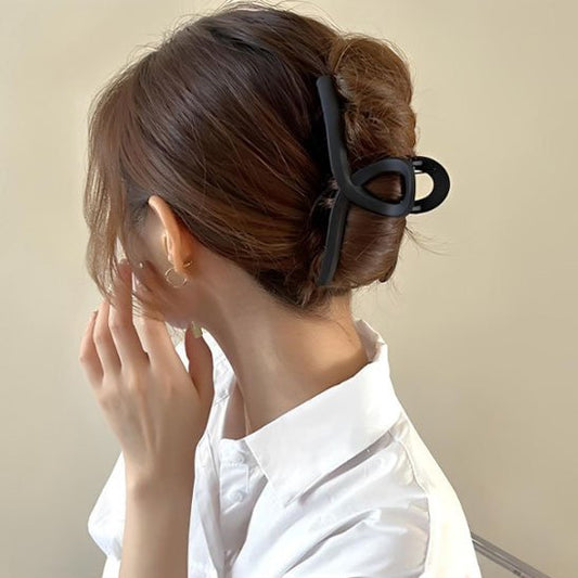 Pince-à-cheveux-noire-grande-boucle-dans-chignon-femme-style-elegant
