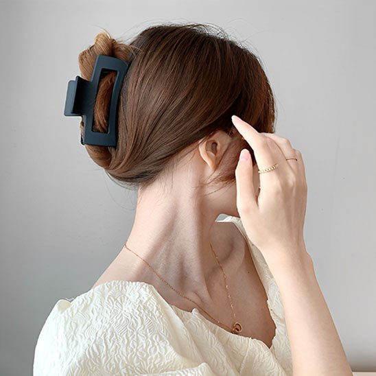 Pince-à-cheveux-noire-rectangulaire-dans-chignon-bas-femme-style-minimaliste