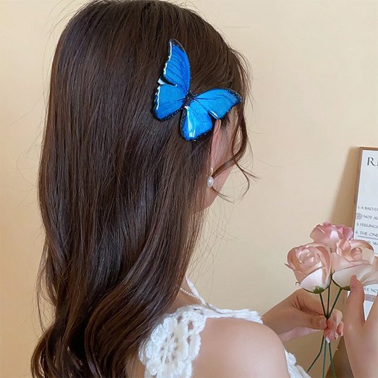 Pince-à-cheveux-papillon-bleu-coiffure-femme-style-romantique-elegant-naturel