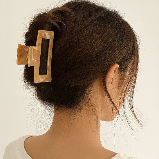 Pince-à-cheveux-rectangulaire-marbre-beige-chignon-femme-style-elegant-minimaliste