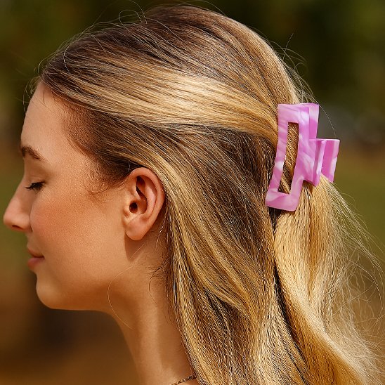 Pince-à-cheveux-rectangulaire-rose-coiffure-femme-style-doux-tendance-minimaliste