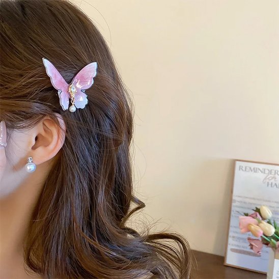 Pince-à-cheveux-rose-papillon-dans-cheveux-femme-style-elegant