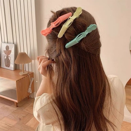 Pince-crocodile-cheveux-pastel-coiffure-femme-style-pratique-coloris-doux-tendance