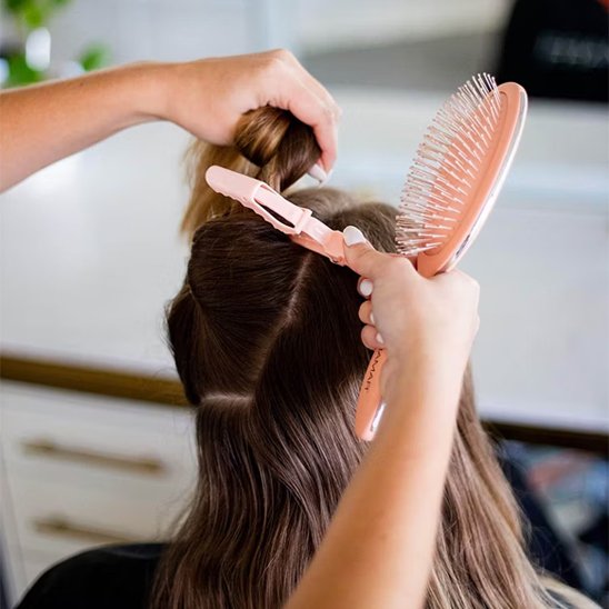 Pince-crocodile-cheveux-rose-sectionnement-coiffure-styliste-femme-style-pratique-salon