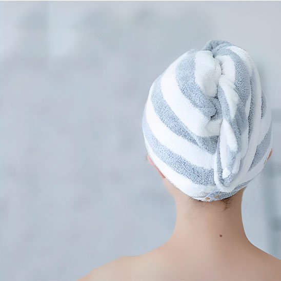 Serviette-cheveux-blanc-gris-twist-absorbante-sechage-rapide-routine-soin-capillaire-maison