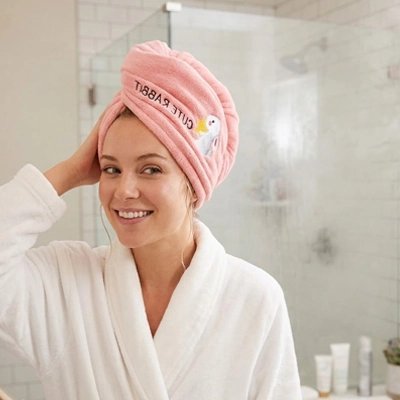Serviette pour cheveux turban rose broderie lapin femme en peignoir blanc