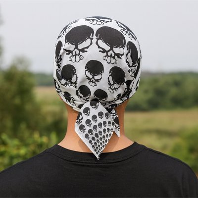 bandana-blanc-cranes-noirs-style-tete-exterieur-paysage-nature-look-audacieux