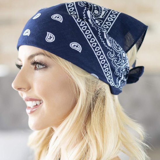 bandana-bleu-paisley-cheveux-blonds-profil-sourire-style-tete-look-boheme-mode