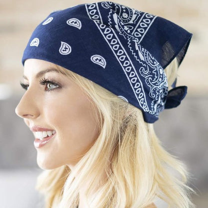 bandana-bleu-paisley-cheveux-blonds-profil-sourire-style-tete-look-boheme-mode