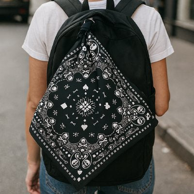 bandana-noir-blanc-sac-dos-accessoire-style-rue-symboles-cartes-soleil-exterieur