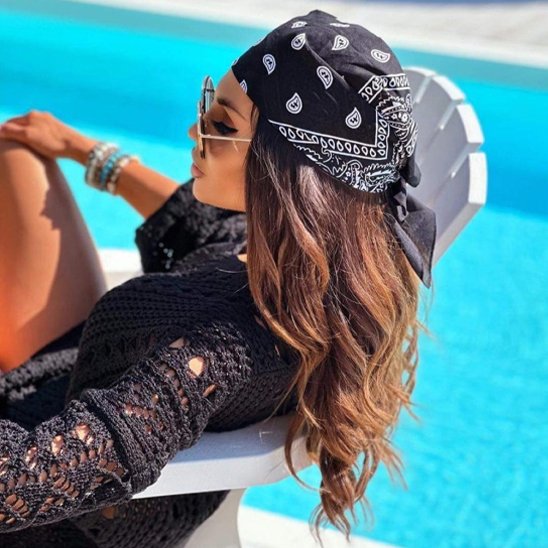 bandana-noir-paisley-piscine-soleil-lunettes-style-detente-ete-look-boheme