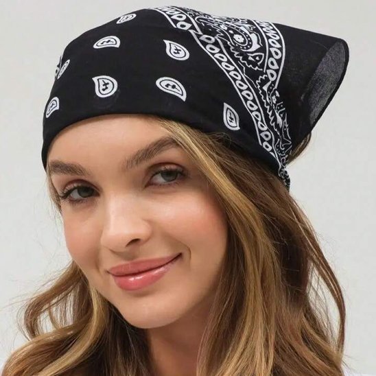 bandana-noir-paisley-style-tete-cheveux-longs-look-boheme-portrait-mode-simple