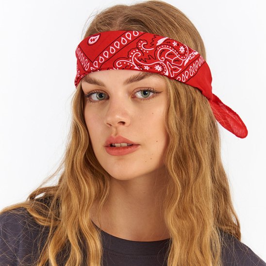 bandana-rouge-paisley-cheveux-blonds-style-tete-portrait-mode-look-retro