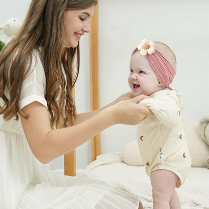 Bandeau bébé fille rose debout avec maman sur le lit
