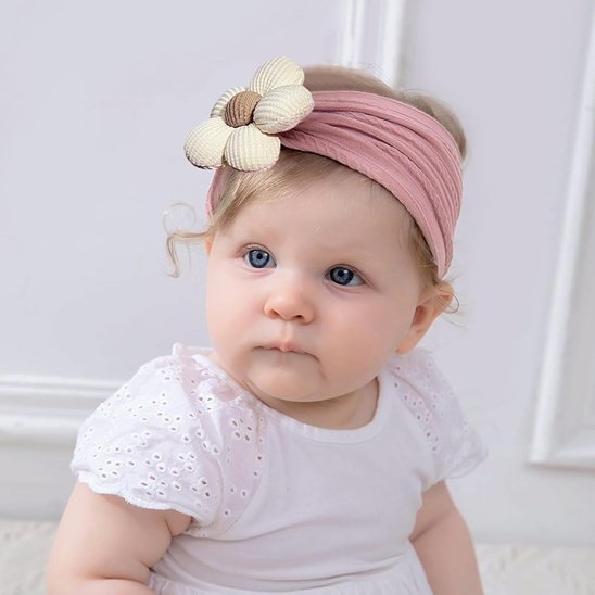 Bandeau bébé fille rose fleur assise 