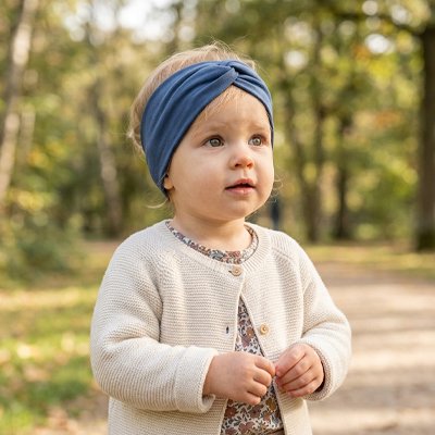 bandeau-cheveux-bleu-debout-dans-la-foret