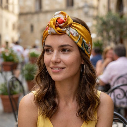 Bandeau cheveux femme jaune cheveux lache femme souriante dans un cafe