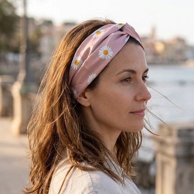 bandeau-cheveux-femme-rose-fleur-au-bord-du-fleuve