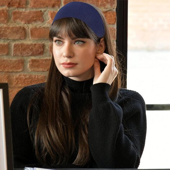 bandeau-cheveux-large-bleu-style-femme-confortable-tenue-hivernale-chic-minimaliste