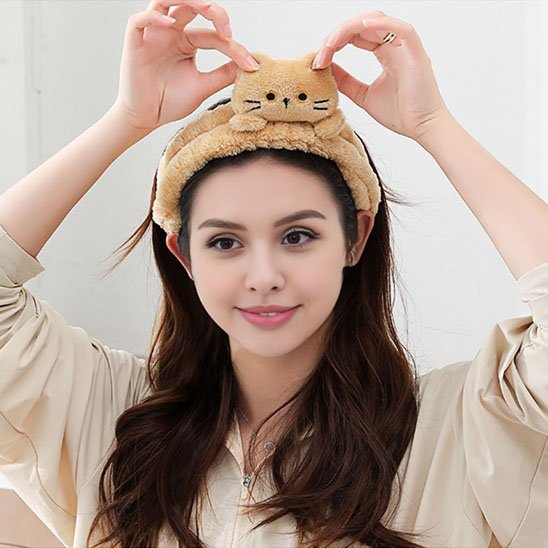 Bandeau cheveux pour maquillage beige avec tete de chat pour une routine du matin