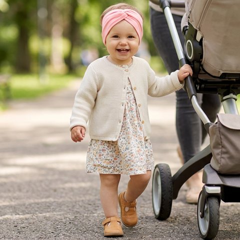 bandeau-cheveux-rose-fille-promenade-dans-le-parc