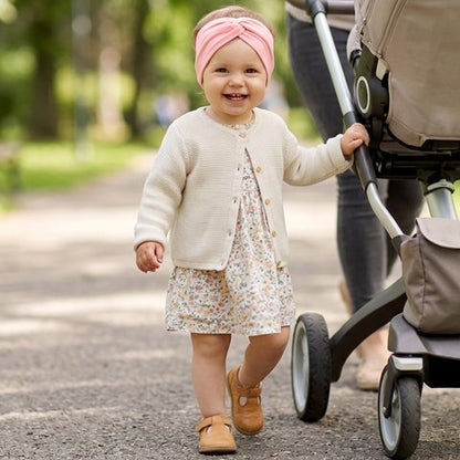 bandeau-cheveux-rose-fille-promenade-dans-le-parc