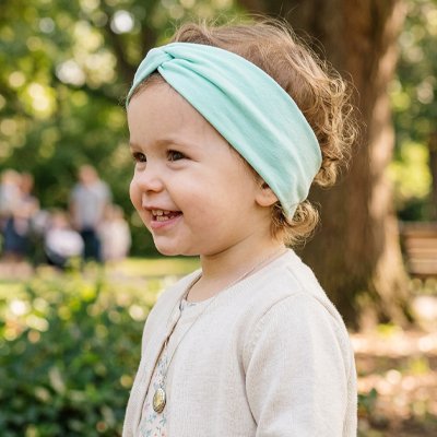 bandeau-cheveux-vert-fille-souriante-dans-un-jardin