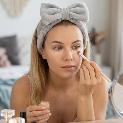 Bandeau maquillage gris noeud femme pinceau soin yeux