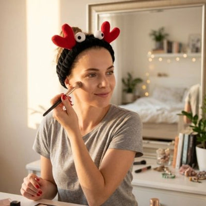 Bandeau maquillage noir ornements rouges yeux mobiles femme applique maquillage sur joue dans chambre