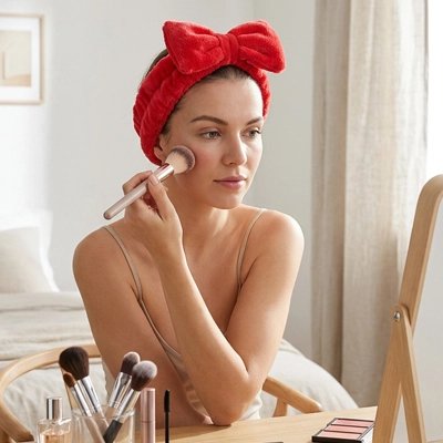 Bandeau maquillage rouge noeud femme miroir pinceau blush