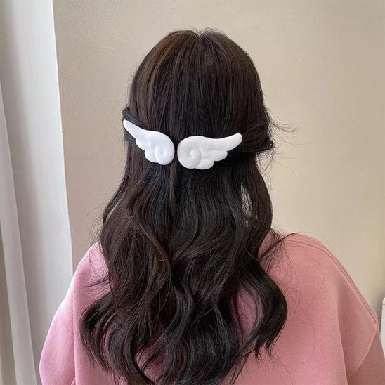 barrette-à-cheveux-ailes-blanches-style-doux-enfant-reveur-fixation-legere-tendance