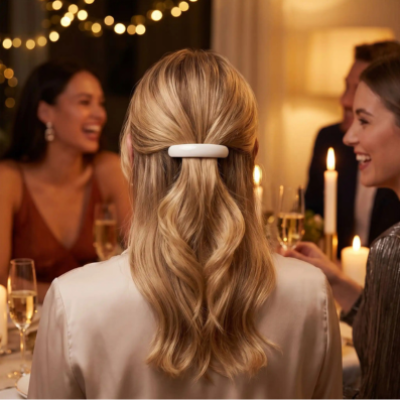 barrette-cheveux-blanche-dans-demi-queue-de-cheval-soirree-entre-amis