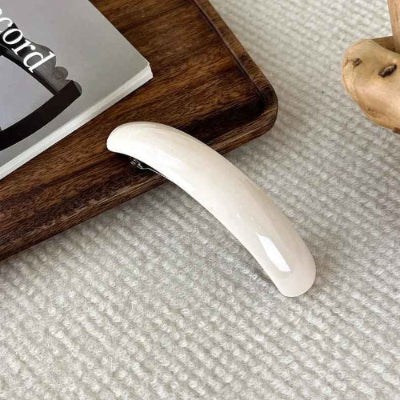 barrette-cheveux-blanche-presenter-sur-un-tapis-blanc