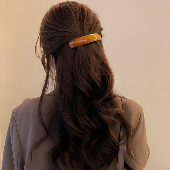 barrette-cheveux-femme-cheveux-longs-jaune-coiffure-demi-attachee-style-elegant-soigne