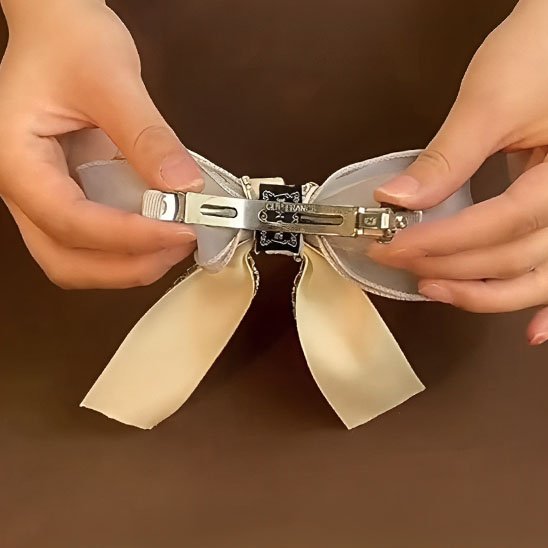 barrette cheveux femme noeud creme blanc metal tenue main