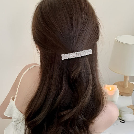 barrette-cheveux-femme-perles-blanches-maintient-parfaitement-demi-queue-style-chic-elegant