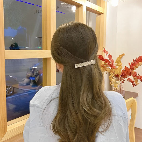 barrette-cheveux-femme-perles-claires-maintient-parfaitement-demi-queue-style-chic-elegant