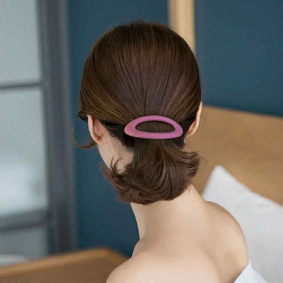 barrette pour cheveux attache rose sur chignon bas