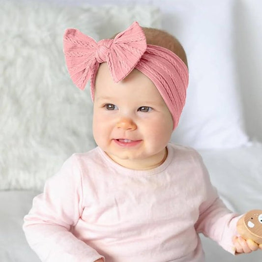 bebe-assis-doux-regard-rose-bandeau-cheveux-bebe-noeud-tenue-confort-lumiere