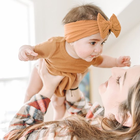 bebe-souriant-leve-amour-bandeau-cheveux-bebe-noeud-marron-moment-doux-lumiere