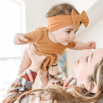 bebe-souriant-leve-amour-bandeau-cheveux-bebe-noeud-marron-moment-doux-lumiere