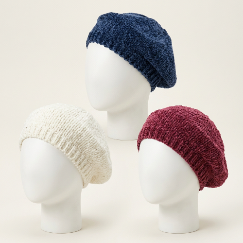 Béret en chenille en trois couleurs bleu marine blanc et rouge bordeaux sur des tetes de presentation blanches